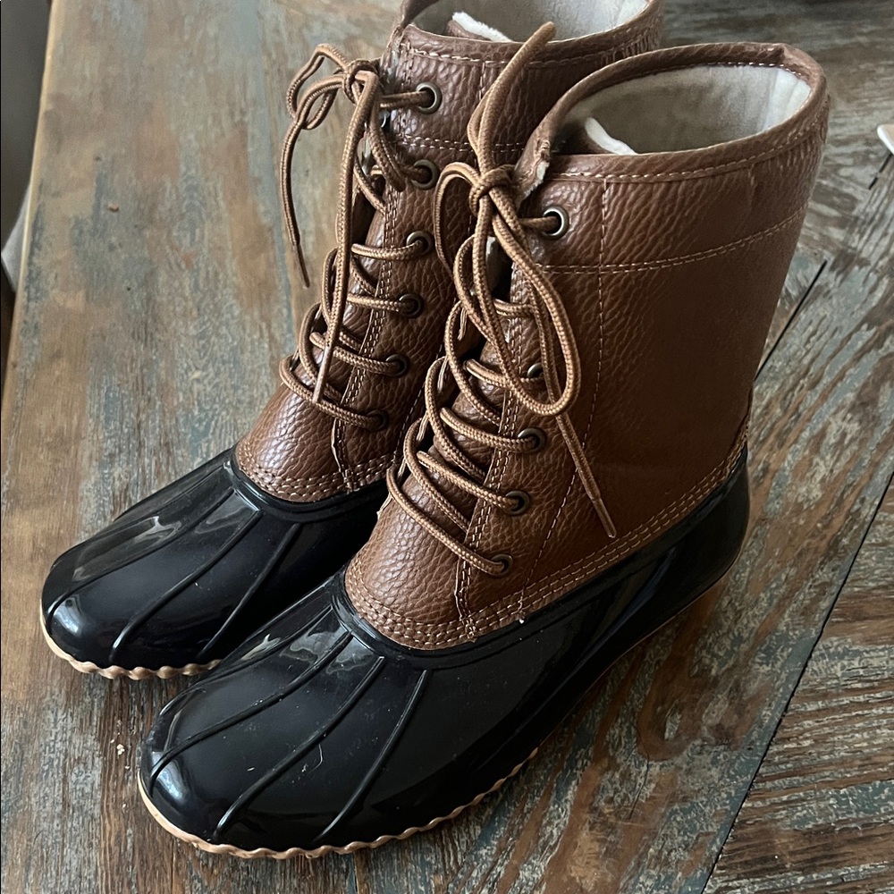 NWT waterproof mucked boots
